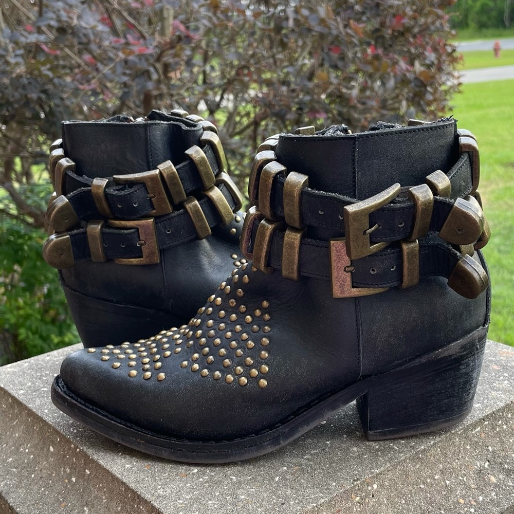 Jeffrey Campbell Lovich Rare Gothic Buckled Stud Black Ankle Booties Size 7